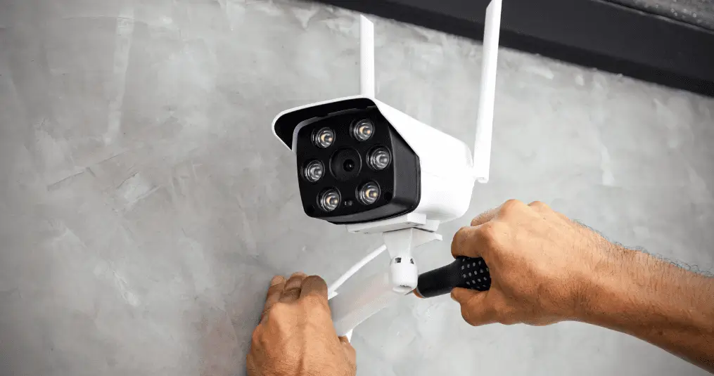 manutencao-e-suporte-tecnico-com-instalador-de-cameras-de-seguranca (1)